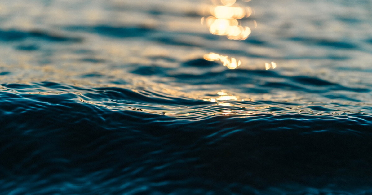 Detaljbilde av bølger på havet. Foto.