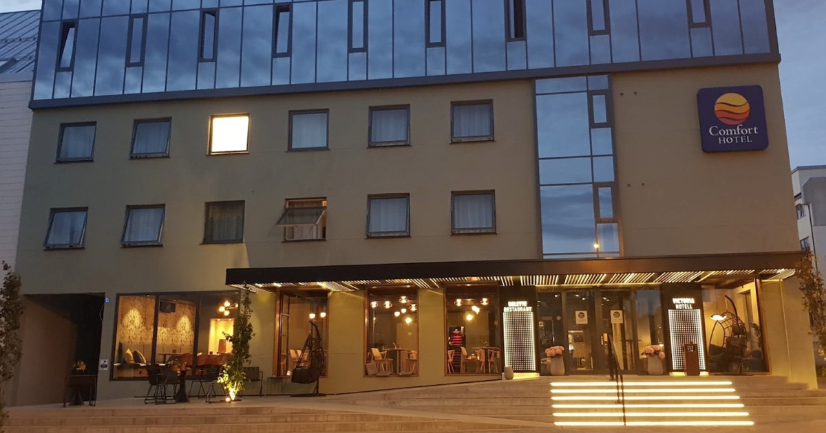Bide av inngangspartiet til et Comfort Hotel i Florø