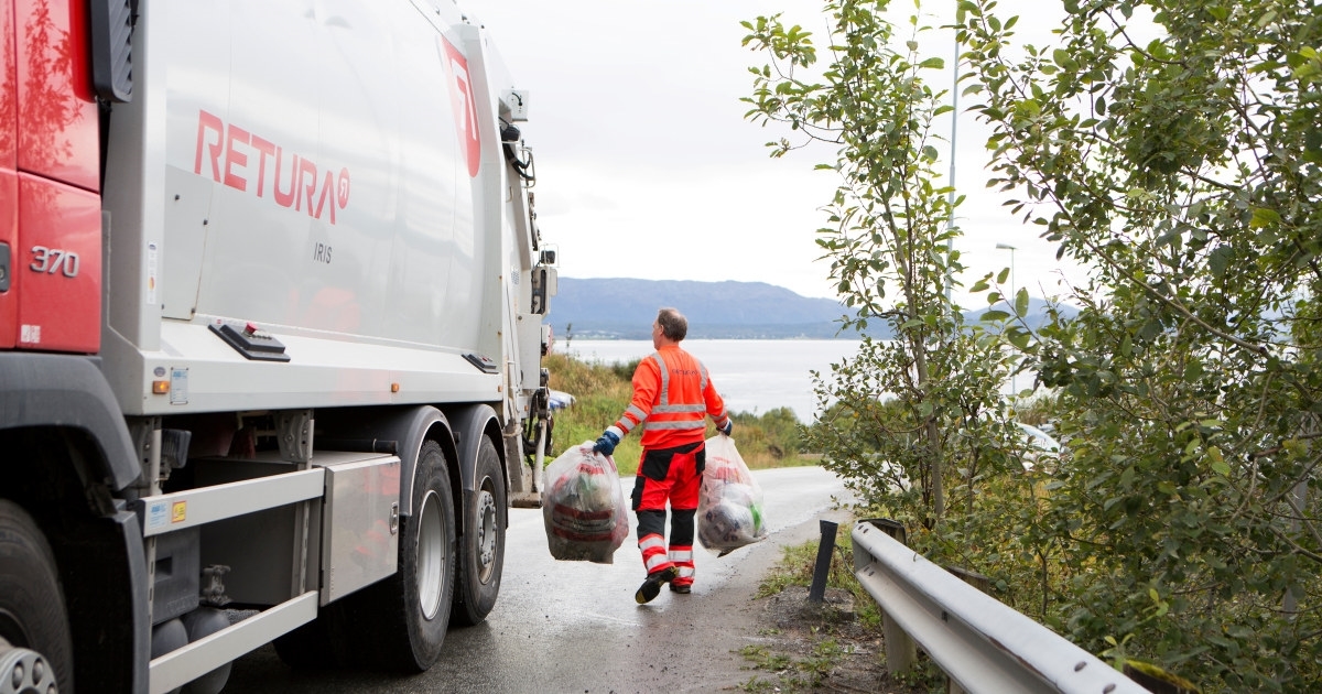 Retura søppelbil med mann som håndterer avfall.