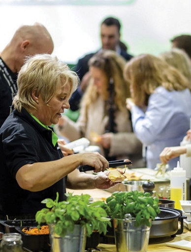 Servering av mat til besøkende på messe