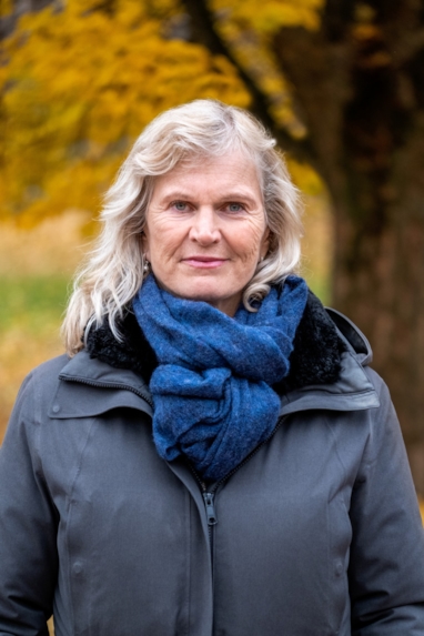 Kvinne i ytterjakke og skjerf. Foto