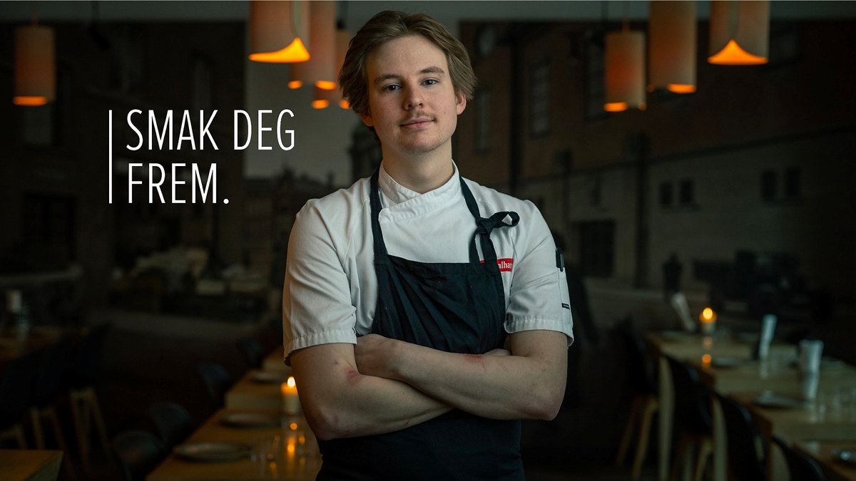 Bilde av Petter, kjøkkensjef på Smalhans, i restauranten.