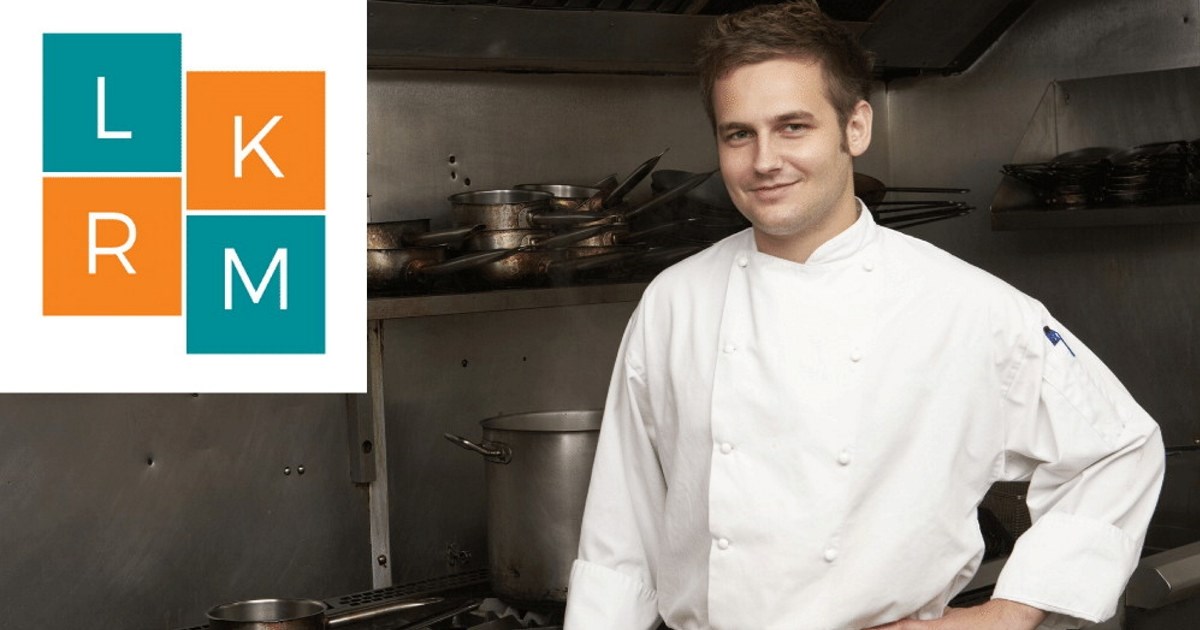Bilde av en ung kokk med logoen til Landskonferansen for Restaurant- og matfag.
