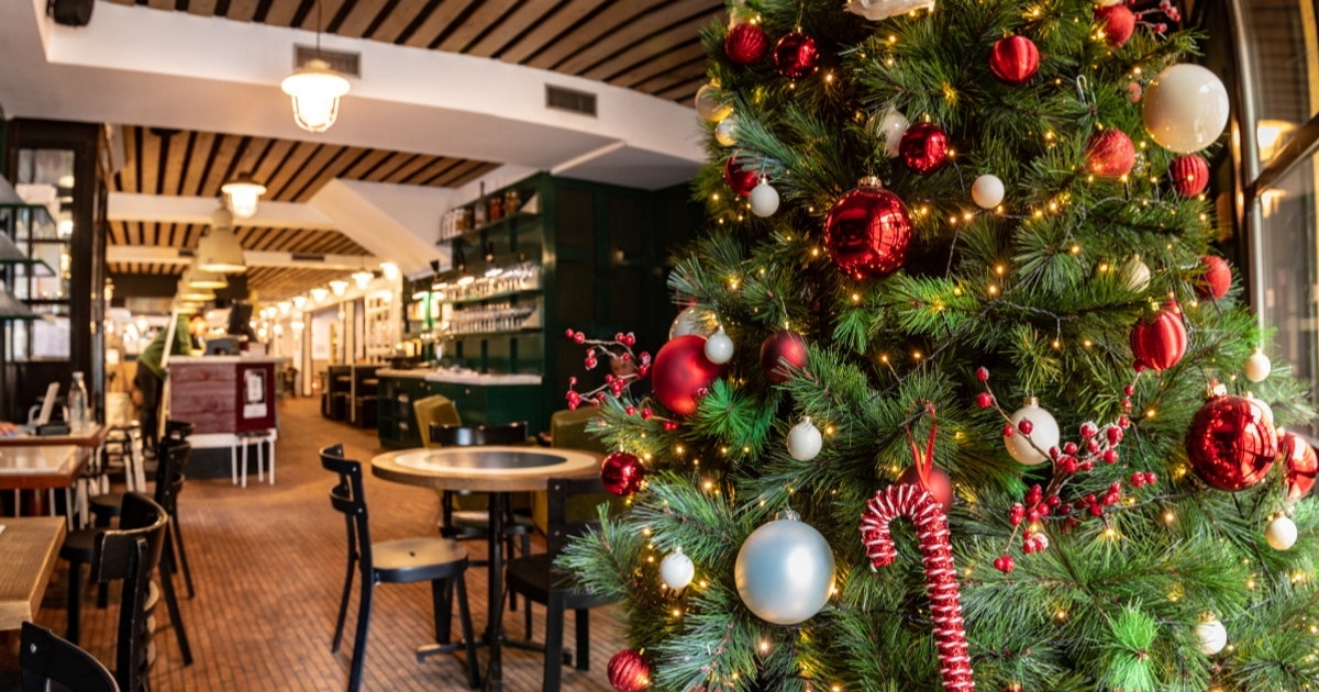 Stemningsbilde av restaurant med juletre. Foto.