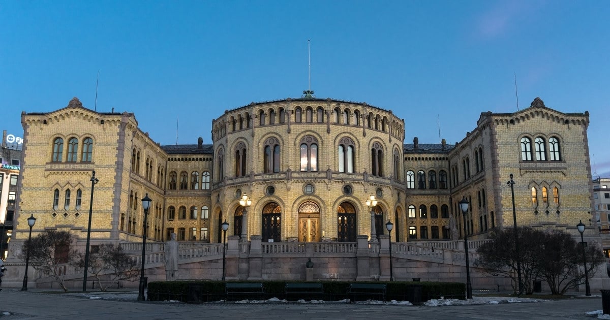 Bilde av Stortinget i vinterlys