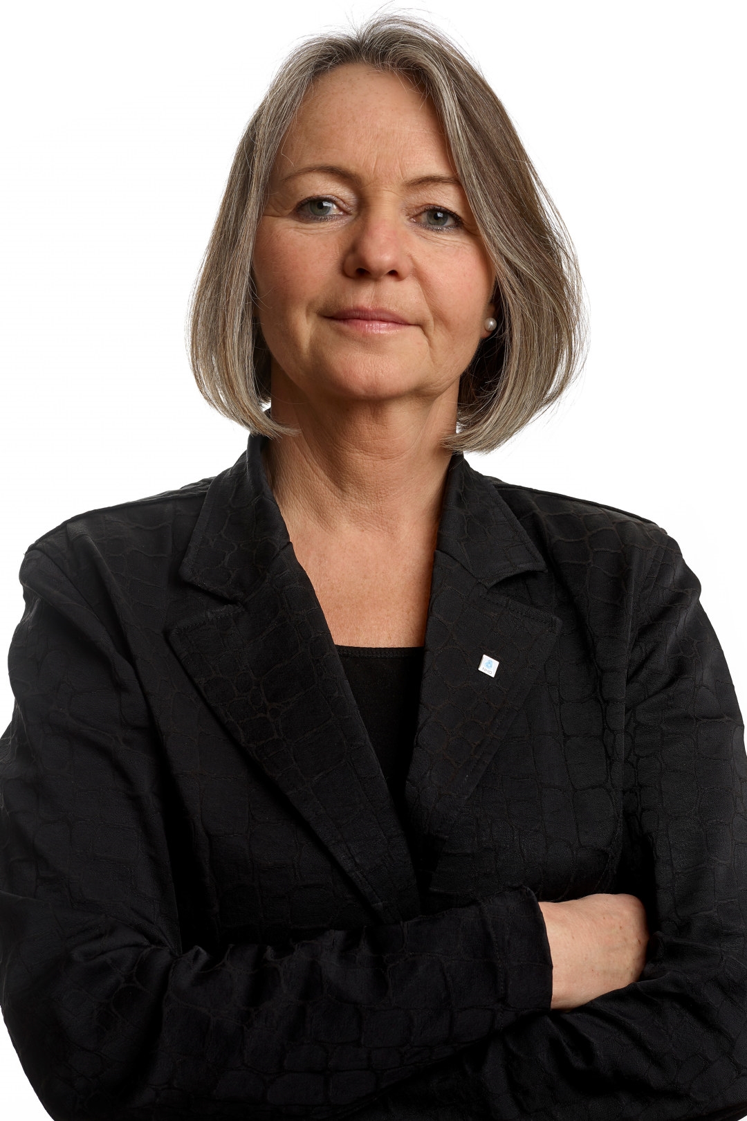 Portrettbilde av en dame i svarte kl&aelig;r som poserer mot kameraet. Hvit bakgrunn. Foto.