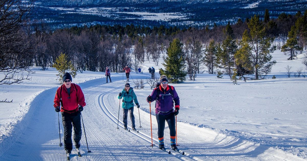 Mennesker som er ute å går på langrenn i finvær