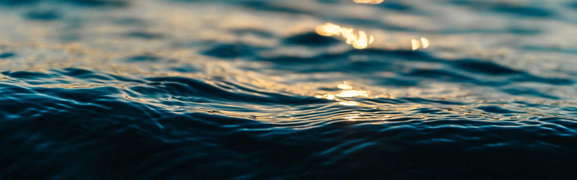 Detaljbilde av bølger på havet. Foto.