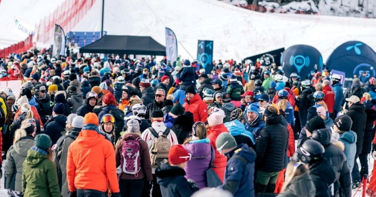 Bilde av masse mennesker samlet i bunnen av en slalåmbakke