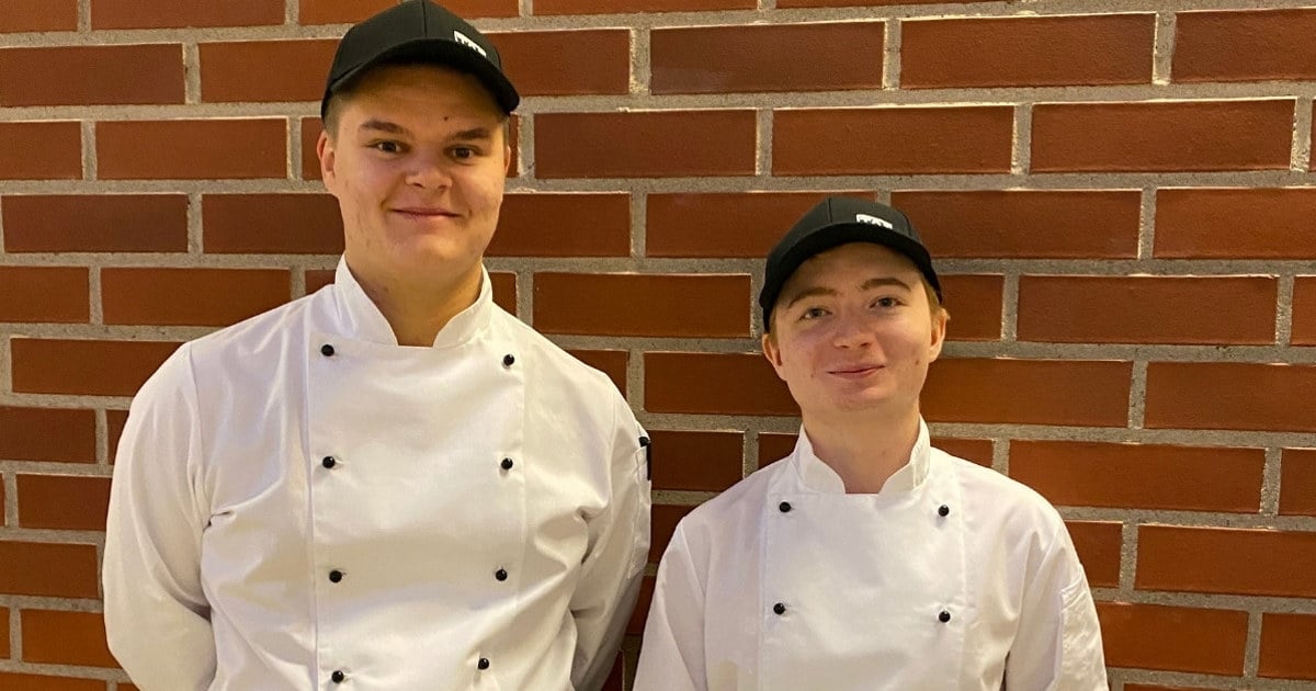 To unge menn i kokkeuniform og caps. Foto.