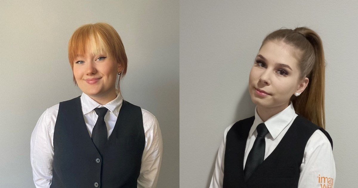 To unge kvinner i servitøruniform. Foto