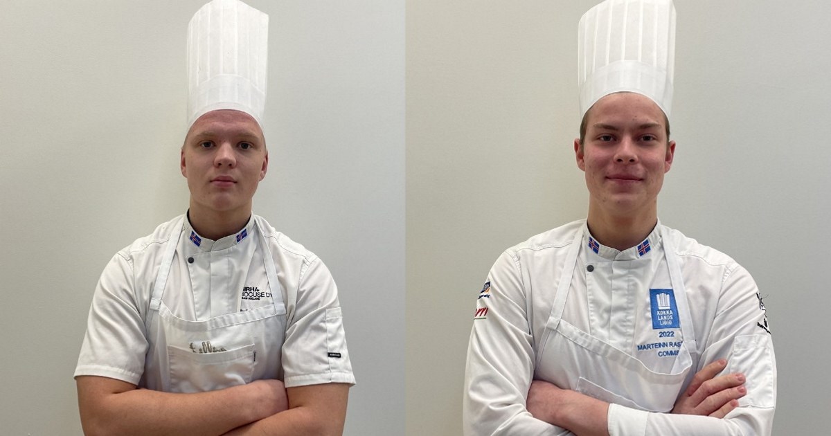 To unge menn i kokkeklær og kokkehatter. Foto