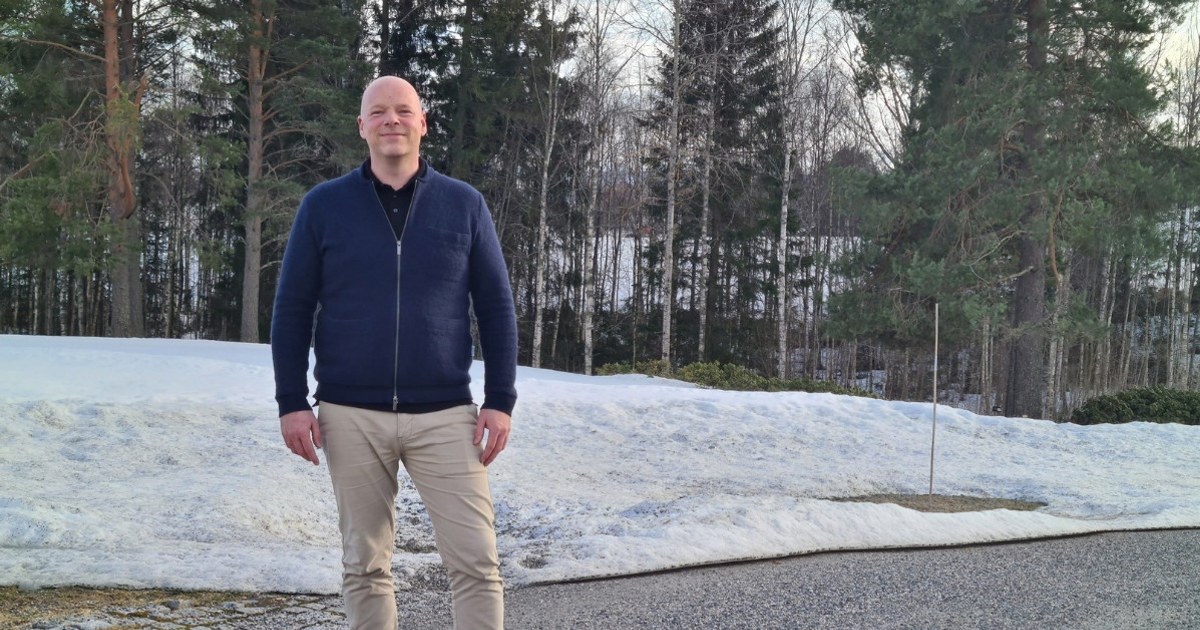 Distriktssjef i NHO Reiseliv Innkjøpskjeden Tore Svensby står foran en snøfonn med trær i bakgrunnen.