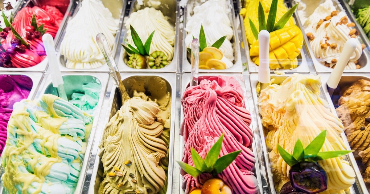 Iskremdisk med ulike smaker iskrem i forskjellige farger.