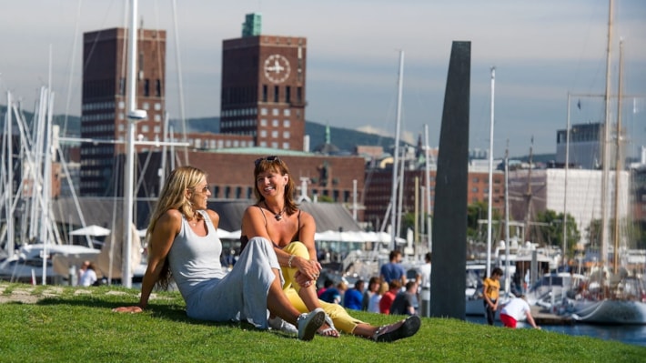 Sommerstemning på Tjuvholmen. Foto.