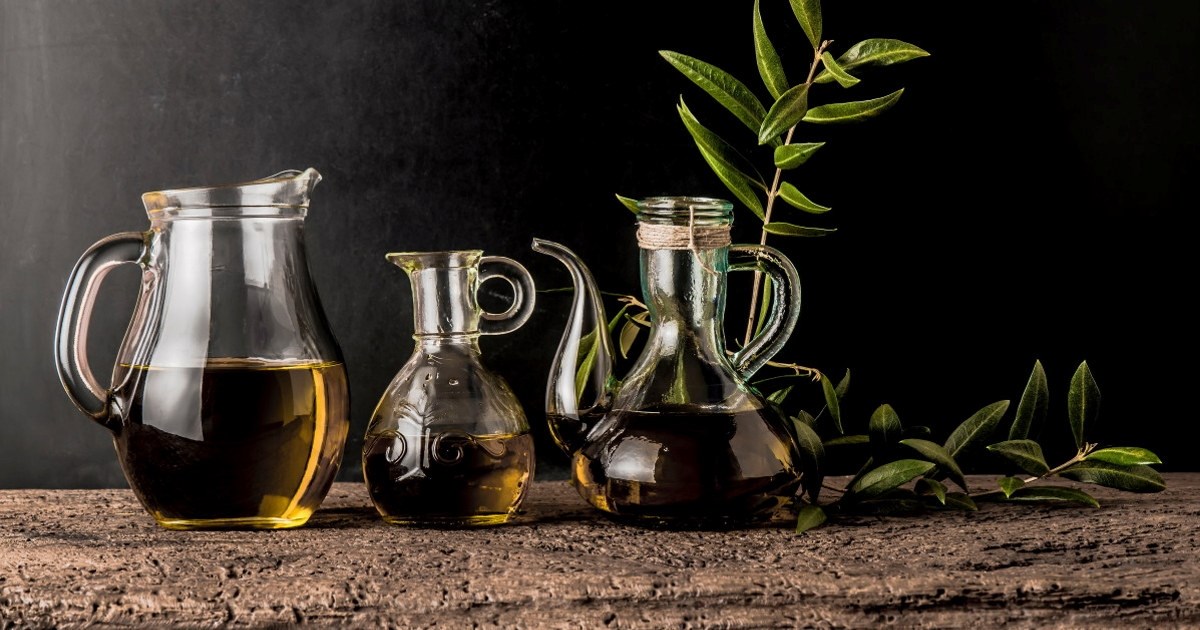 3 ulike glassflasker med olivenolje