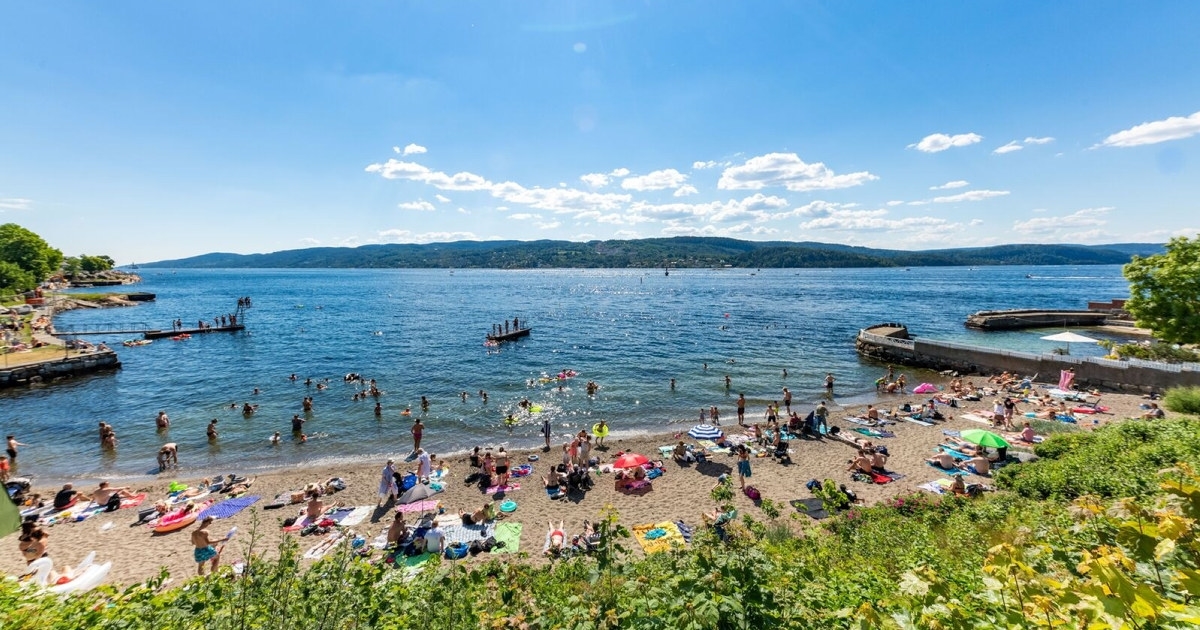 Mennesker som bader og på en strand