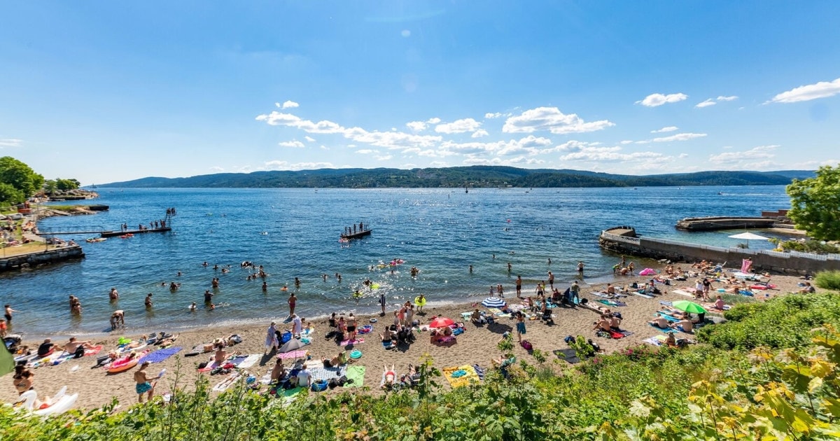 Mennesker som bader og på en strand