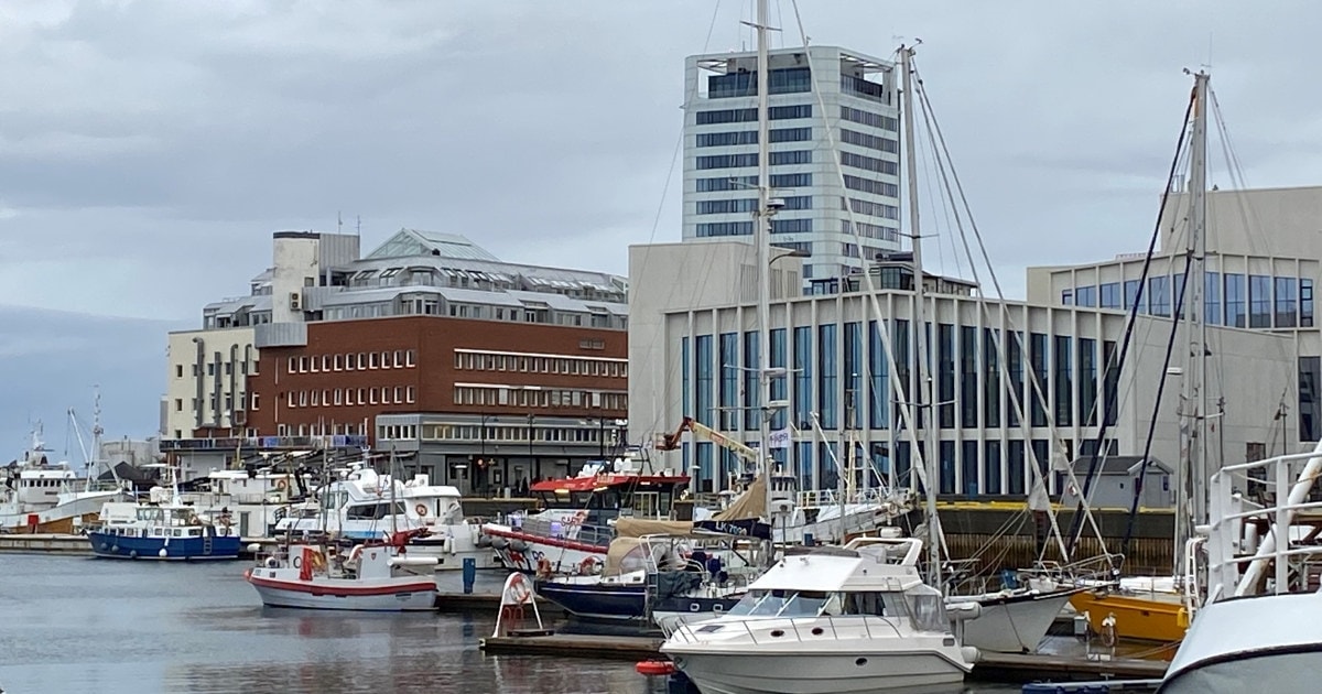 båter og bygninger langs havna i Bodø