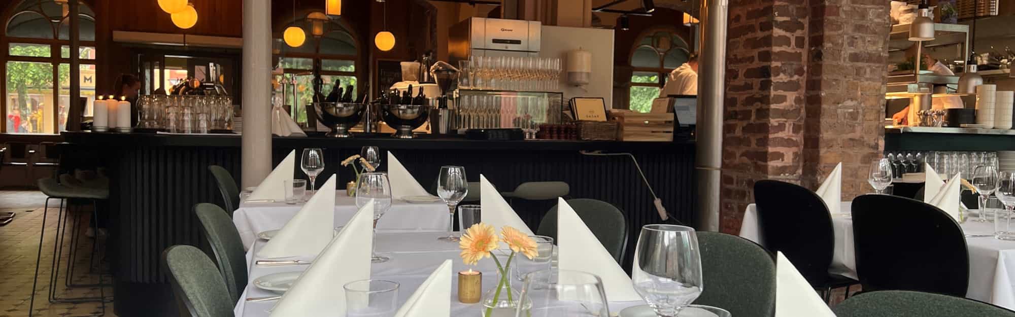 Dekkede bord i en restaurant