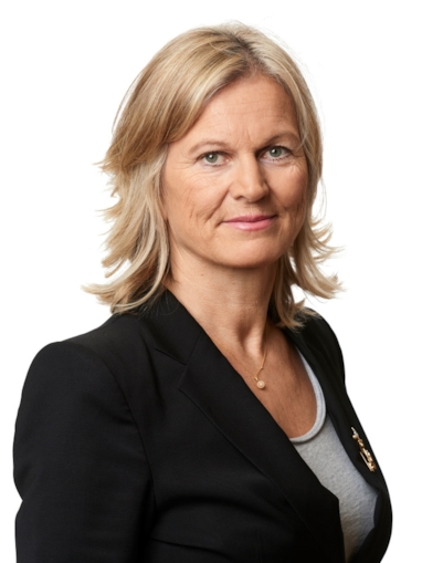 Kvinne i ytterjakke og skjerf. Foto