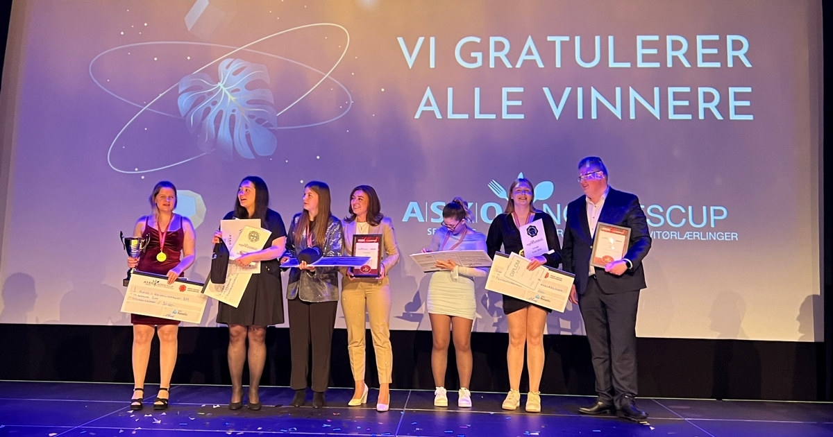 Vinnerne av kokke-, servitør- og reiselivskonkurransen står på scenen med diplom og premier.