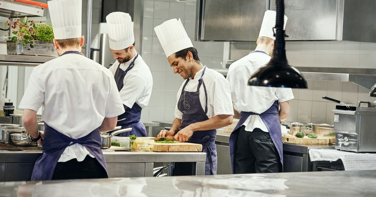 Kokker som lager mat på et restaurantkjøkken. Foto.