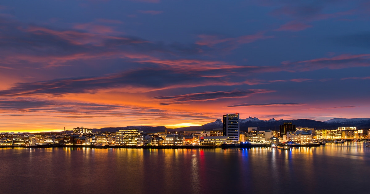 Bodø skyline om kvelden, med rosa himmel