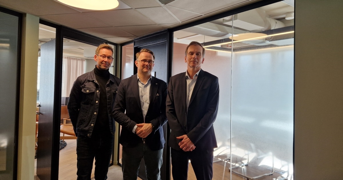 Tre menn som står vedsiden av hverandre og ser i kamera