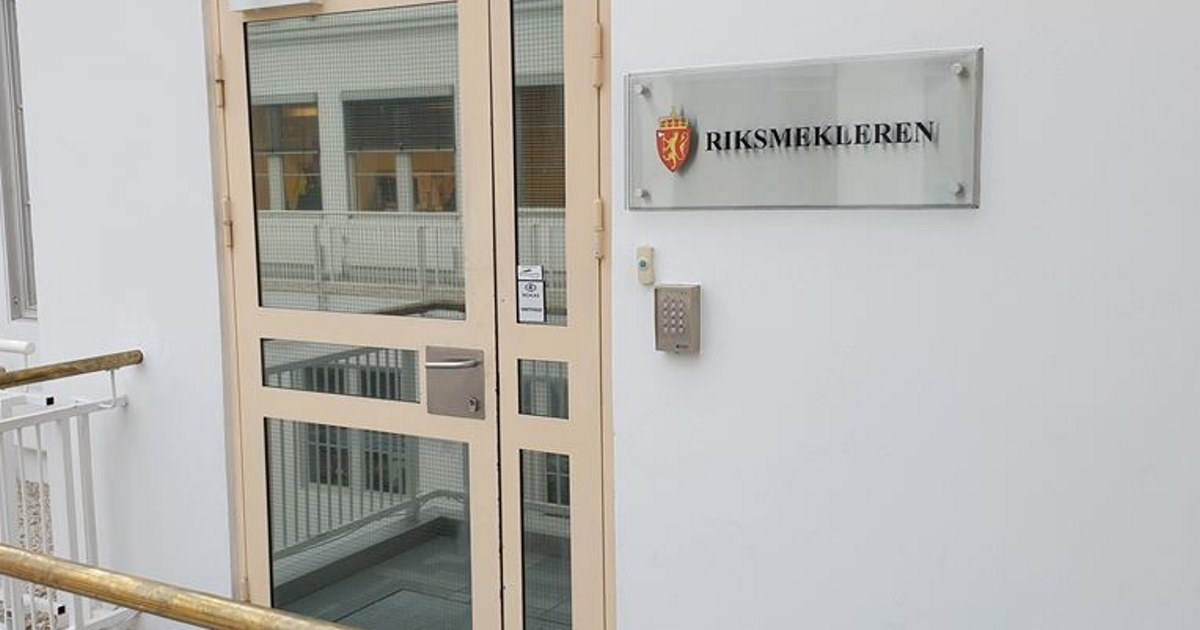 En dør og et skilt med logoen RIKSMEKLEREN  som henger på veggen ved siden av døren. Foto.