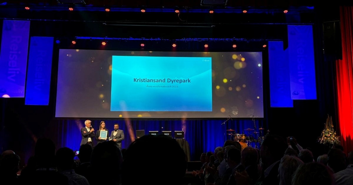 Mennesker på scenen. Foto.