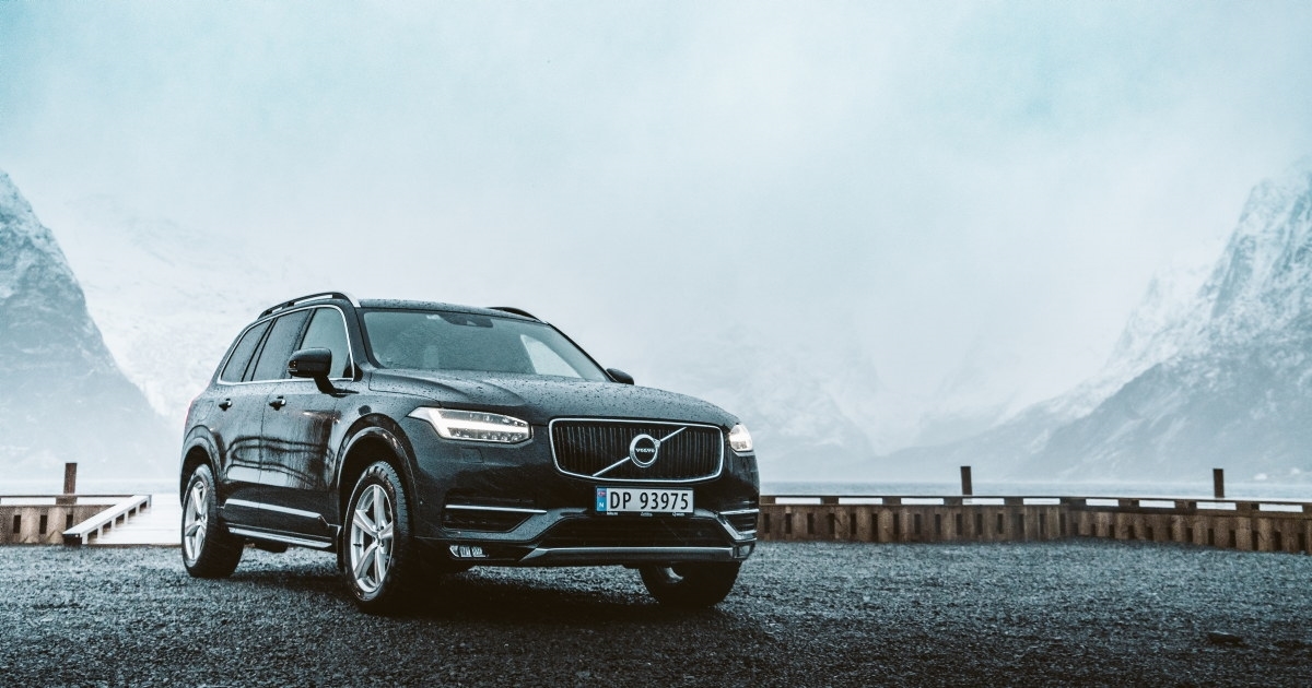 Volvo i naturen. Foto.