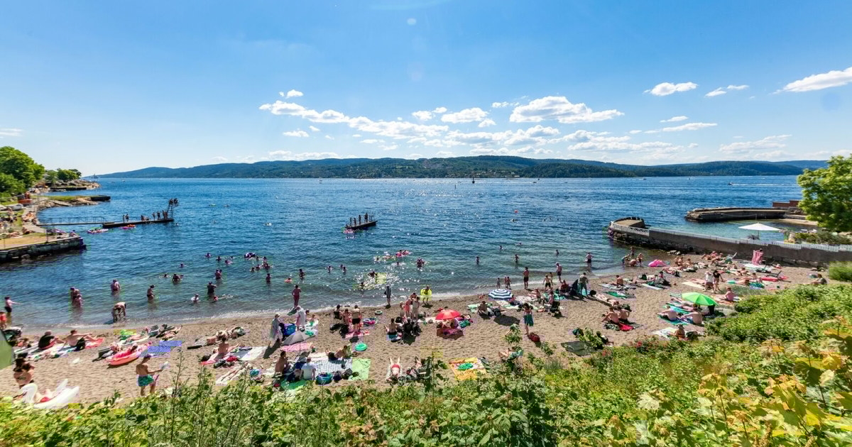 Mennesker som bader og på en strand
