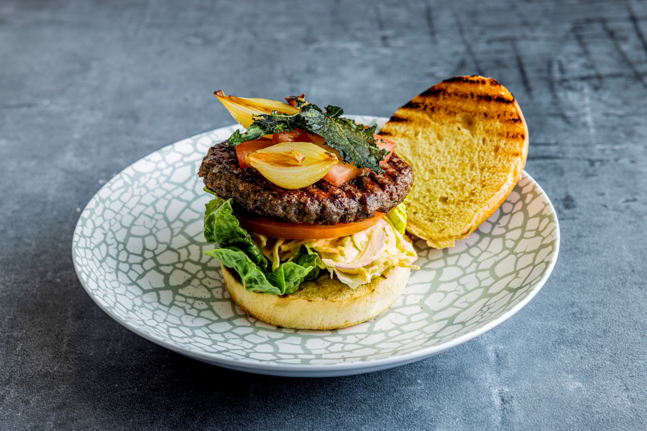 Tallerken med burger. Foto.