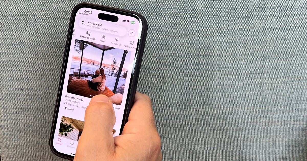 En hånd som holder en smarttelefon med Airbnb-appen åpen. Foto