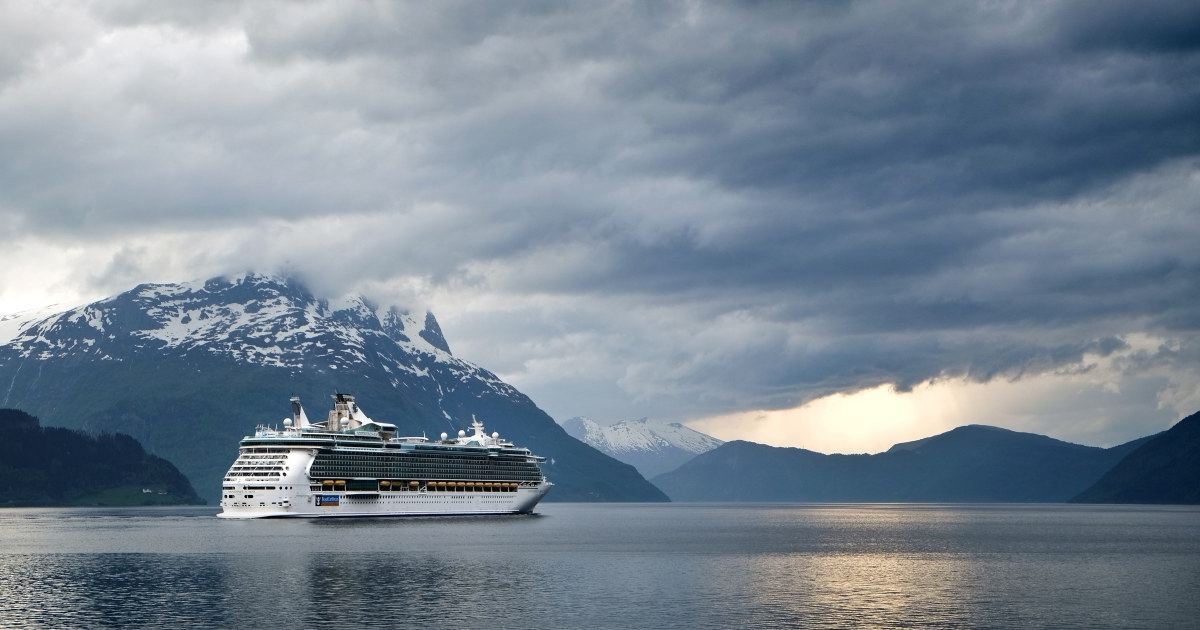 Cruiseskip som seiler i gråvær. Foto